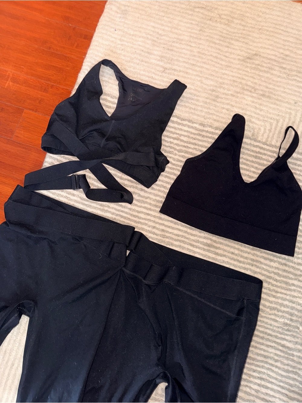 4-Piece Black Activewear Lot Le Ore Bandier Garage Sports Bras & Leggings M/L - Picture 4 of 7